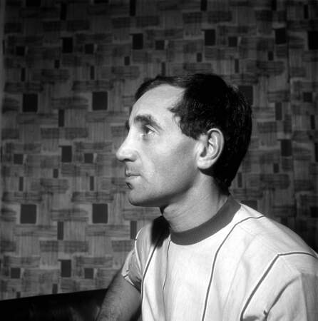 Charles Aznavour à la maison, dans les années 1950.