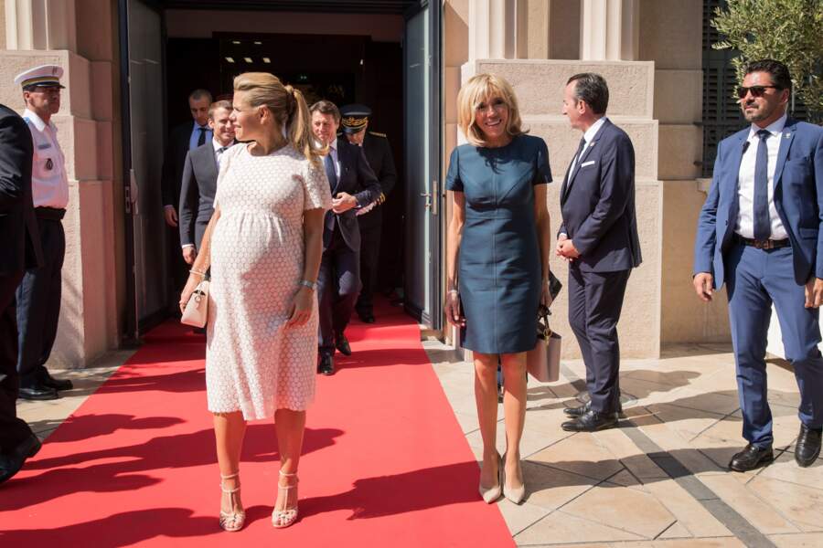 14 juillet 2017 à Nice : Brigitte Macron en robe bleue nuit avec Laura Tenoudji