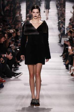 Kendall Jenner bouche dark pour le défilé Dior automne-hiver 2016-2017