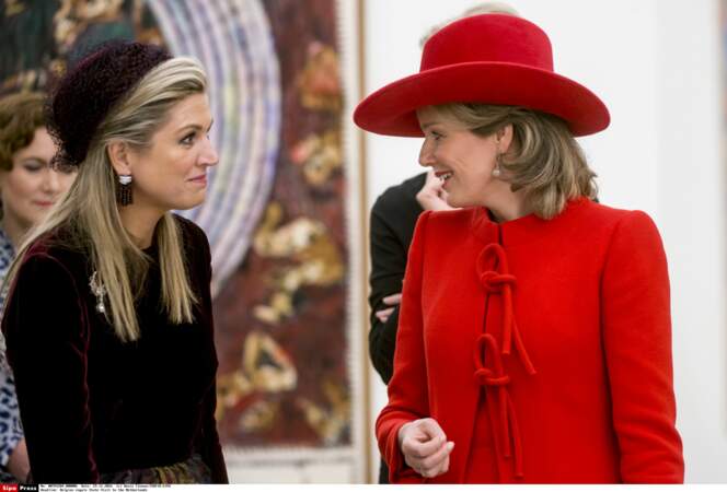 Bibi velours de soie bordeaux à voilette pour Maxima et chapeau rouge de "cowgirl" pour Mathilde