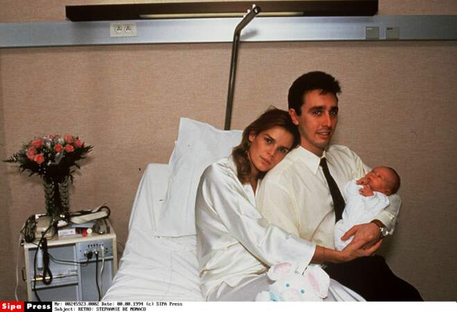 Louis à sa naissance à l'hôpital Princesse Grace, avec Stéphanie de Monaco et Louis Ducruet, en novembre 1992