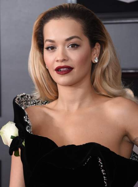 Ce rouge grenat porté par Rita Ora est parfait associé à des cils XXL pour un résultat glamour