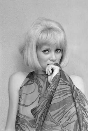 En 1967 , Mireille Darc garde sa frange mais coupe ses cheveux en carré plongeant