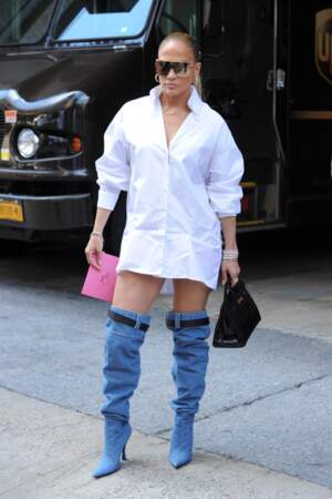 Jennifer Lopez ultra fan de ses cuissardes en jean dotées d'une ceinture