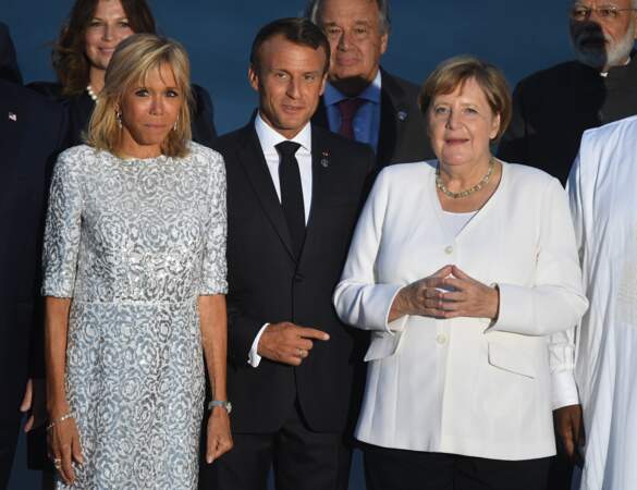 Brigitte Macron en robe effet métallique pour la photo de famille du G7, une tenue estimée à plus de 2000 €