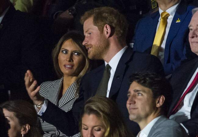 Le prince Harry et Melania Trump l'un à côté de l'autre sous le regard de Meghan Markle assise deux rangs derrière.