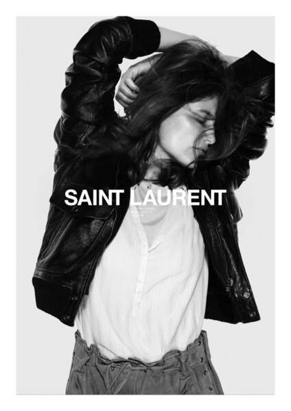 Laetitia Casta pose pour la campagne Printemps 2018 de Saint-Laurent 