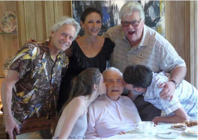 Kirk Douglas entouré de son fils Michael, et de sa famille