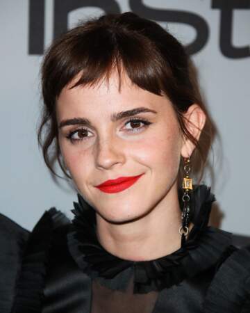 La frange revient, longue naturelle ou courte branchée chez Emma Watson