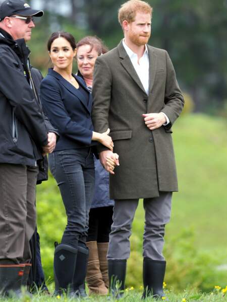 Lors d'une sortie en pleine nature, Meghan Markle enceinte porte une blazer, un slim et des bottes de pluie !