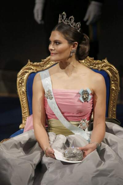 Robe grand soir, tiare et regard charbonneux, la princesse Victoria de Suède est prête pour la remise du Prix Nobel