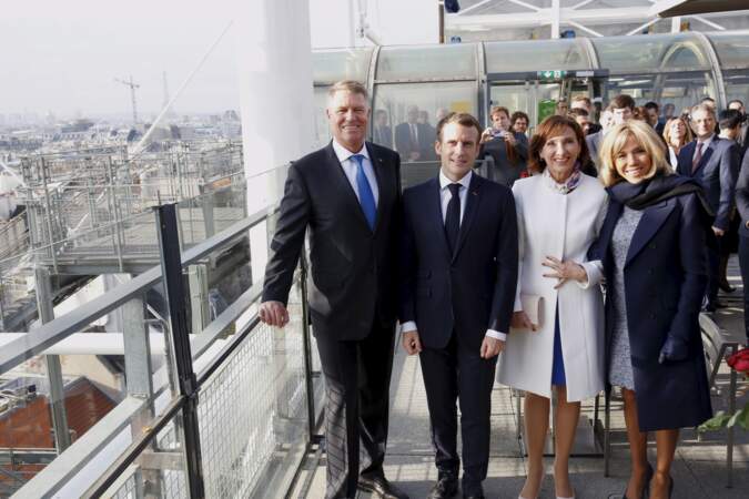 Emmanuel et Brigitte Macron prennent la pose aux côtés de Klaus et Carmen Iohannis