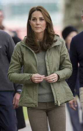 Kate Middleton s'offre un look de garde-forestier pour faire découvrir la nature à des écoliers défavorisés