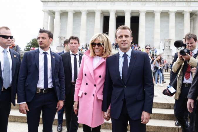 Le garde du corps ne lâche pas Brigitte Macron d'une semelle