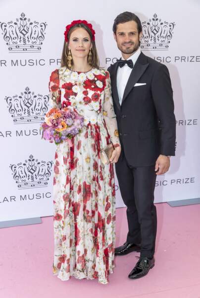 Le Prince Carl Philip et sa femme la Princess Sofia, ravissante en robe fleurie Dolce & Gabbana et bijoux Gas