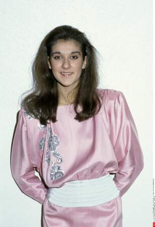 En robe en satin rose à épaulettes, lors d'un évènement caritatif à Montréal en 1985
