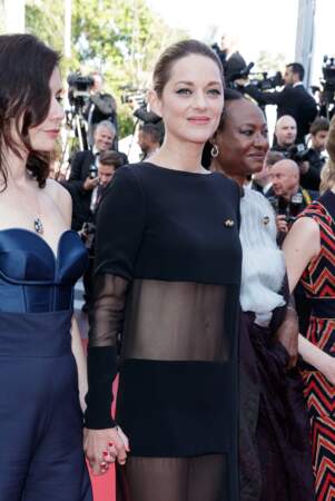 Marion Cotillard monte les marches de Cannes en robe transparente le 12 mai 2018