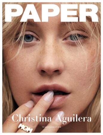 La chanteuse Christina Aguilera, sublime en une du magazine Paper, dévoilant de charmantes tâches de rousseur