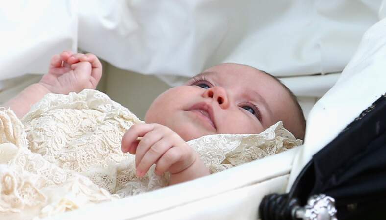La princesse Charlotte dans sa robe de baptême en dentelle, déjà portée par son frère