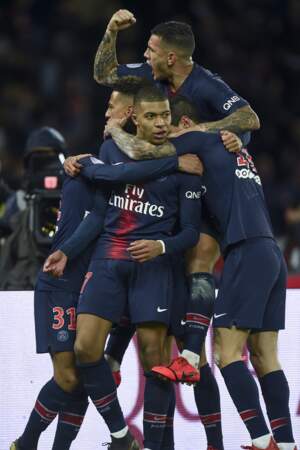 Kylian Mbappé félicité par ses coéquipiers lors de PSG-OM, au Parc des Princes, le 17 mars 2019.