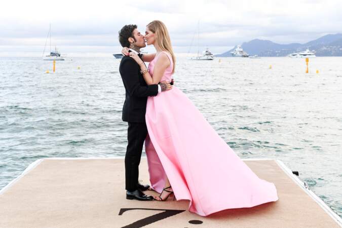 Chiara Ferragni et le rappeur Fedez échangent un baiser sur le ponton de l'hôtel Martinez à Cannes en 2018