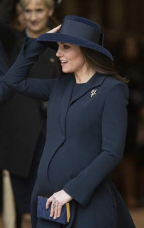 Kate Middleton, en manteau bleu marine Beulah London, à l'Abbaye de Westminster à Londres le 12 mars 2018