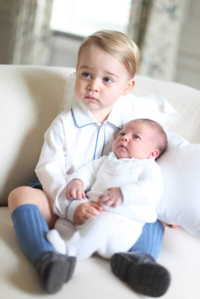 George et Charlotte  (alors âgée de deux semaines) photographiés mi-mai 2015 par Kate Middleton 