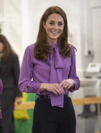 Pour apporter une touche de couleur à sa tenue, la duchesse a choisi une blouse col lavallière violette Gucci