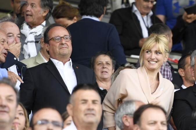 Aux côtés de François Hollande, Julie Gayet est apparue tout sourire ce dimanche 8 septembre