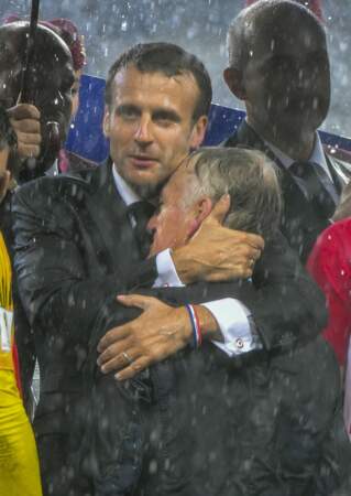 Didier Deschamps dans les bras d'Emmanuel Macron après la victoire des Bleus à la Coupe du monde
