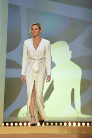 Charlene de Monaco était ravissante dans une robe longue fendue Louis Vuitton, dévoilant ses jambes