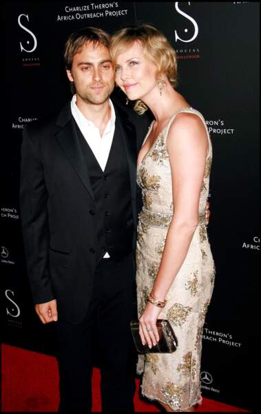 Charlize Theron et Stuart Townsend lors d'une soirée à Hollywood en 2006