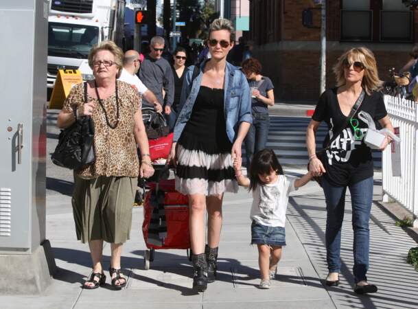 Laeticia Hallyday dans les rues de Santa Monica aux Etats-Unis avec sa grand-mère Mamie Rock