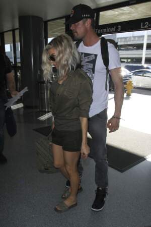 Fergie et son mari Josh Duhamel arrivent à l'aéroport LAX de Los Angeles