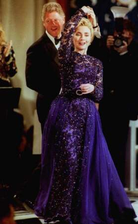 1993 : Hillary Clinton en sublime robe mauve 