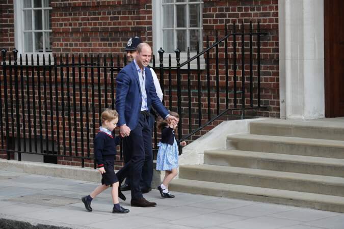 Le prince William amène George et Charlotte à la maternité pour qu'ils rencontrent leur petit frère