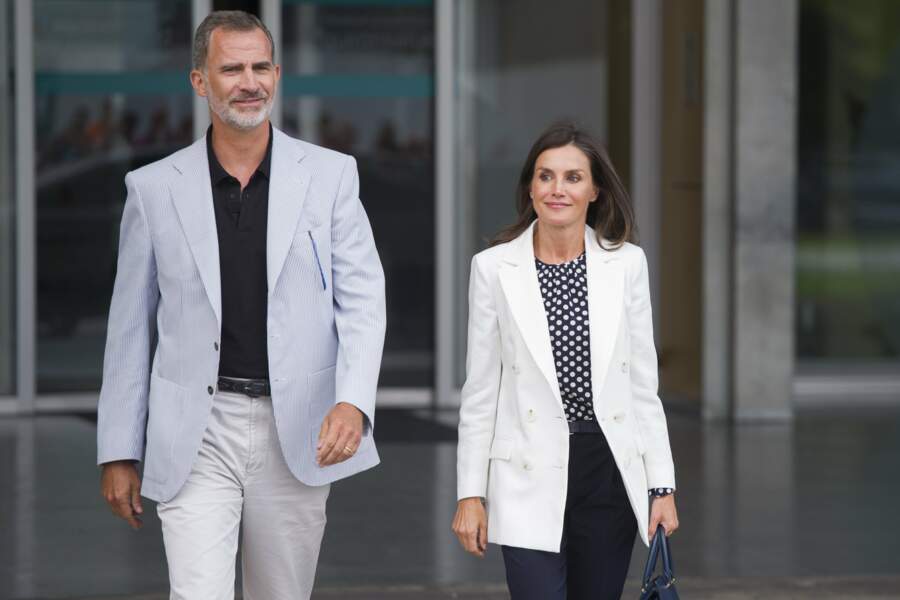 Le roi Felipe et la reine Letizia à leur sortie de l'hôpital, où ils ont rendu visite à Juan Carlos.