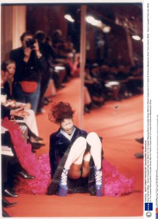 En 1993, Naomi Campbell s'effondre en pleine Fashion Week à Paris