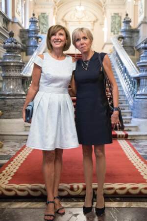 Brigitte Macron très chic aux côtés de Carmen Lohannis, la femme du président roumain, en Roumanie