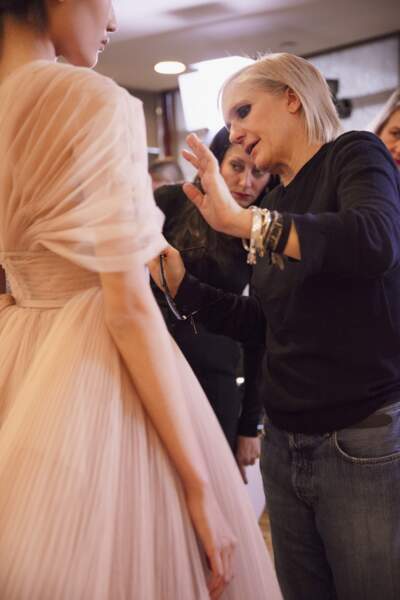 Maria Grazia, directrice artistique de Dior, à l'oeuvre sur l'une de ses créations inédites avant le défilé.
