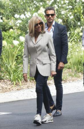 Brigitte Macron porte souvent cette paire de baskets à 690 € prêtée par Louis Vuitton
