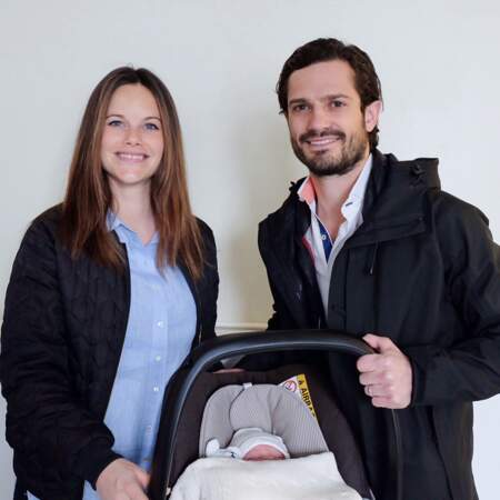 Carl Philip et Sofia de Suède posent avec leur bébé Alexander à l'hôpital Danderyd le 19 avril 2016