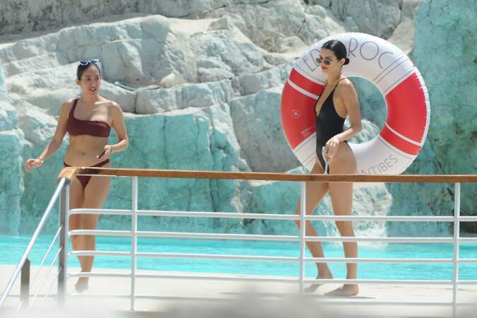Kendall Jenner s'éclate au bord de la piscine