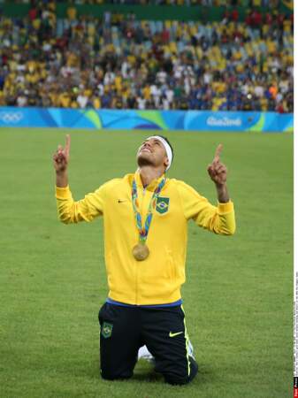 Premier titre olympique pour le Brésil en football, Neymar savoure une victoire historique...