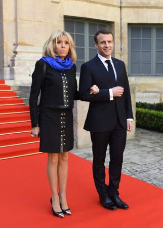 En tailleur noir clouté Louis Vuitton, à l'Académie française à Paris le 20 mars 2018