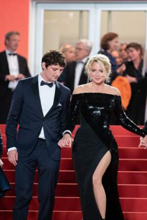 Virginie Efira, éblouissante dans sa jupe fendue Giorgio Armani Privé, ce 24 mai à Cannes