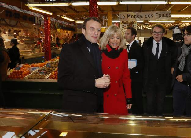 Emmanuel Macron et Brigitte Macron s'approchent des stands