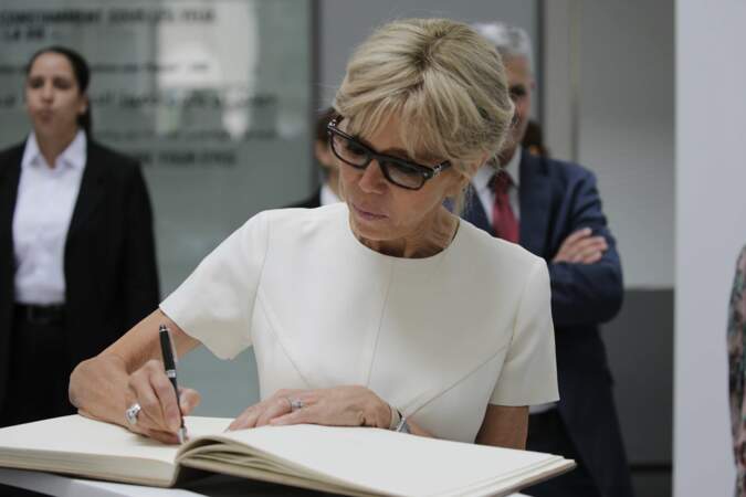 Brigitte Macron signe le livre d'Or de l'expo Picasso
