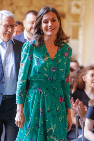 Letizia d'Espagne en jolie robe longue fleurie signée Maje à Oviedo, le 25 juillet 2019