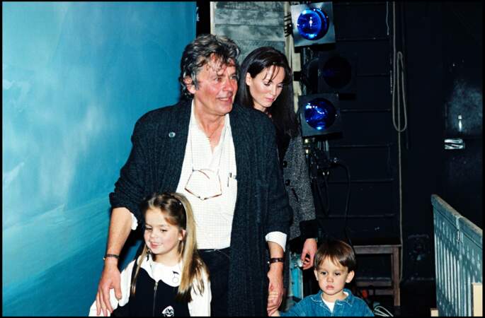 Alain Delon avec sa femme Rosalie et leurs enfants Anouchka et Alain Fabien au Théâtre Marigny en 1996
